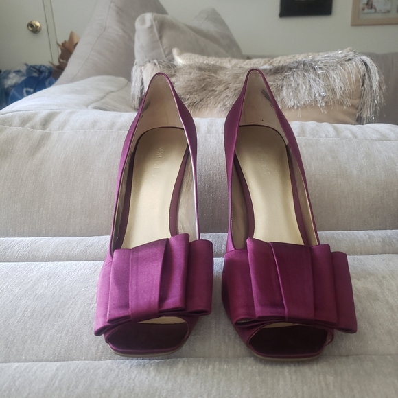 Beautiful Tuxedo Bow Style 4 inch Wine Satin Nine West Pump and Clutch Set - Picture 7 of 10